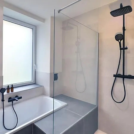 Family & Friends In 什未林